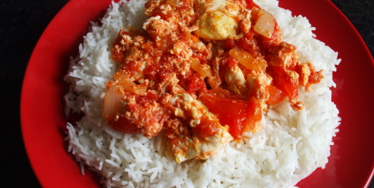 Rice with egg and tomato stew